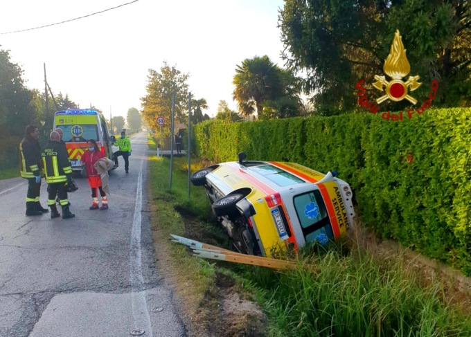 Ambulanza si ribalta a Portogruaro, le immagini dell’incidente