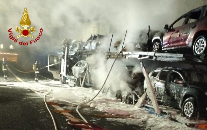 Passante di Mestre chiuso per l’incendio di una bisarca: maxi rogo, otto auto divorate dalle fiamme