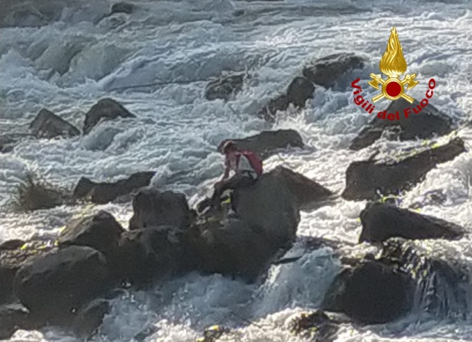 Resta bloccato sui massi del Brenta: 12enne salvato dai Vigili del fuoco