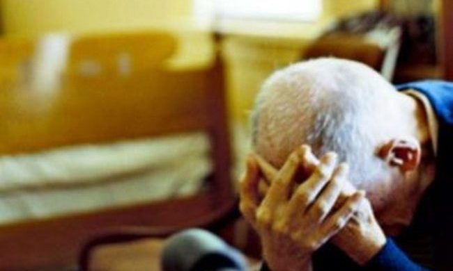 Giovane straniera sposa un anziano che non può permettersi la badante e poi lo massacra di botte