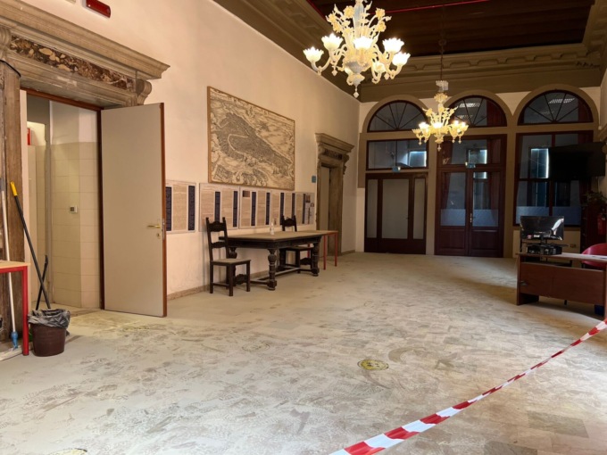 Forzano l’ingresso di Palazzo Collalto e vandalizzano l’Istituto Fermi