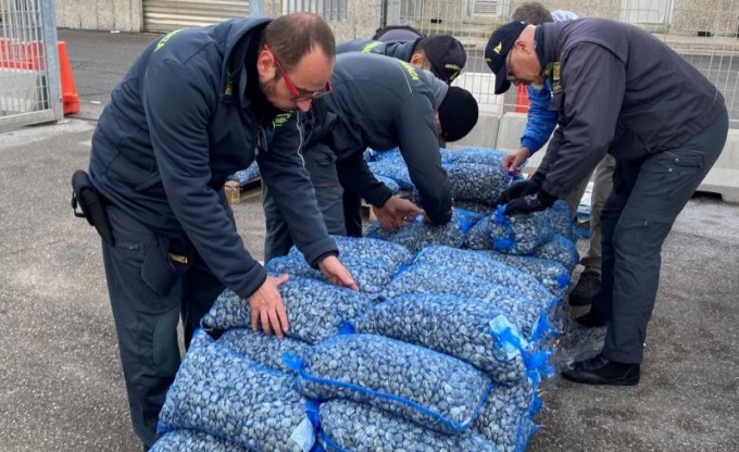 Pesca abusiva di vongole in Laguna: fermati quattro pescherecci carichi di molluschi