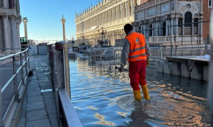 Acqua alta Venezia, la Basilica di San Marco resta all'asciutto grazie alla nuova barriera in vetro
