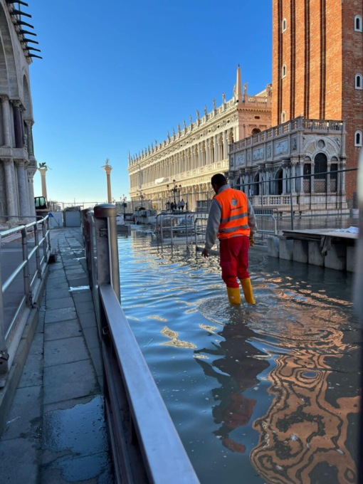Acqua alta Venezia, la Basilica di San Marco resta all’asciutto grazie alla nuova barriera in vetro