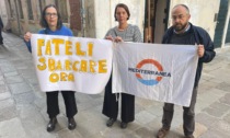 Attivisti di Mediterranea contestano a Venezia il ministro Piantedosi sui migranti bloccati a Catania
