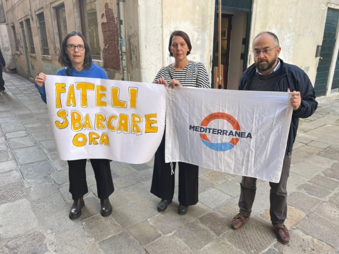 Attivisti di Mediterranea contestano a Venezia il ministro Piantedosi sui migranti bloccati a Catania