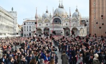 Laurearsi a Venezia: le foto della consegna dei diplomi in piazza San Marco a oltre mille studenti