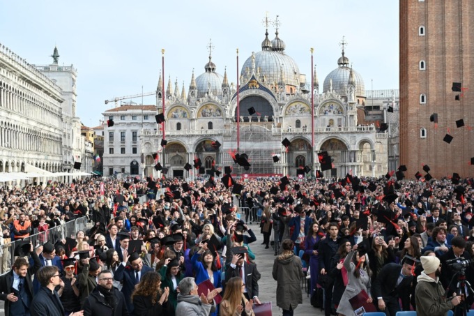 Laurearsi a Venezia: le foto della consegna dei diplomi in piazza San Marco a oltre mille studenti