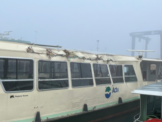 Incidente all’approdo del Tronchetto a Venezia, scontro tra nave traghetto e vaporetto: un passeggero ferito