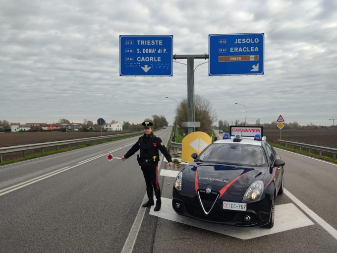 Scattano le manette per un serbo beccato con refurtiva e arnesi da scasso a bordo di un’auto rubata
