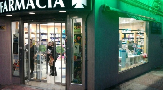 Giovane ladro goffo rapina una farmacia e poi si fa beccare