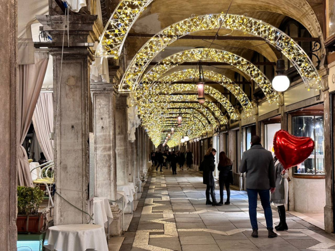 Venezia (già meravigliosa) è ancora più bella con le luci di Natale: le prime immagini