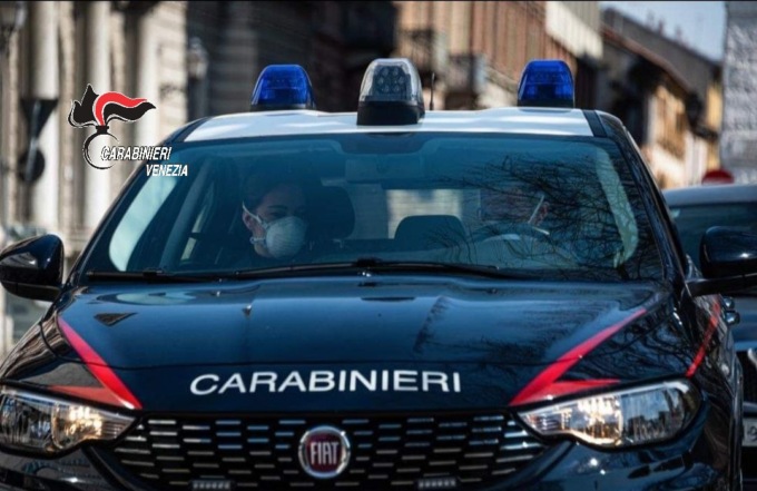 Si barrica nell’auto con una bombola di gas e una tanica di benzina: paura a Oriago di Mira