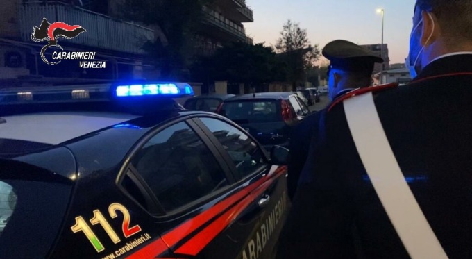Doppio omicidio a Spinea: una coppia uccisa a coltellate in casa, si cerca l’ex della donna