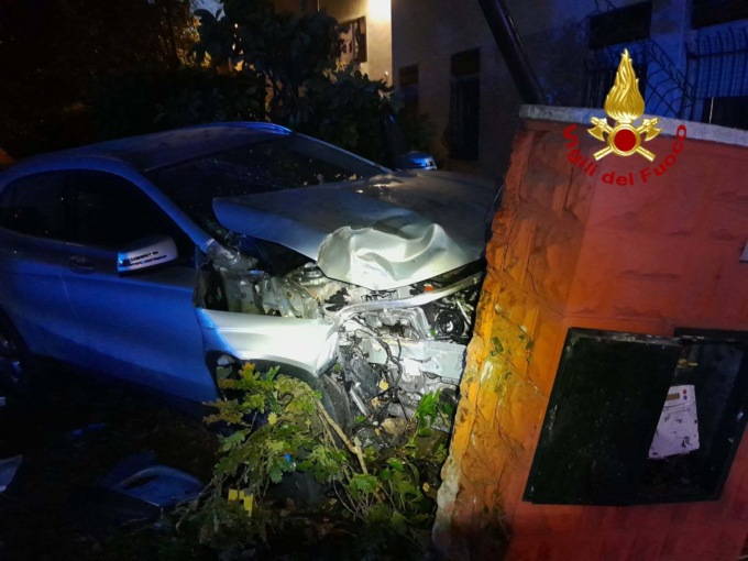 Malore alla guida, si schianta con l’auto contro un muretto: morto un 74enne a Mestre