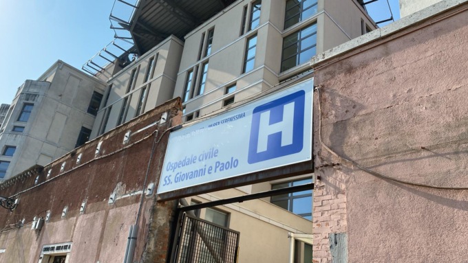 Francese si spoglia nudo in zona ospedale e aggredisce i passanti