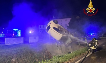 Mai visto un incidente così: l'auto si schianta e resta in verticale sopra un canale di scolo