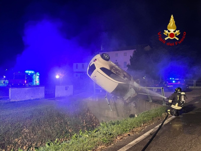 Mai visto un incidente così: l’auto si schianta e resta in verticale sopra un canale di scolo