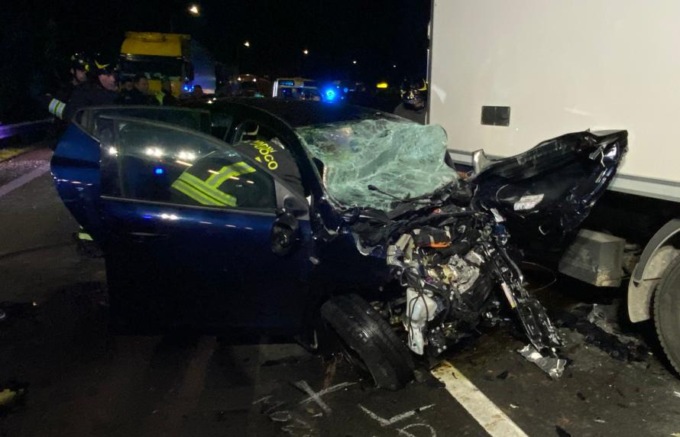 Tragico tamponamento tra auto e camion sulla Romea: morta una donna