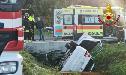 Tragedia a Scorzè: perde il controllo dell'auto e si ribalta in un canale di scolo, morto il conducente