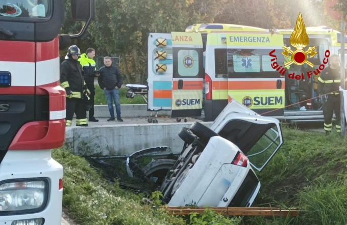 Tragedia a Scorzè: perde il controllo dell’auto e si ribalta in un canale di scolo, morto il conducente