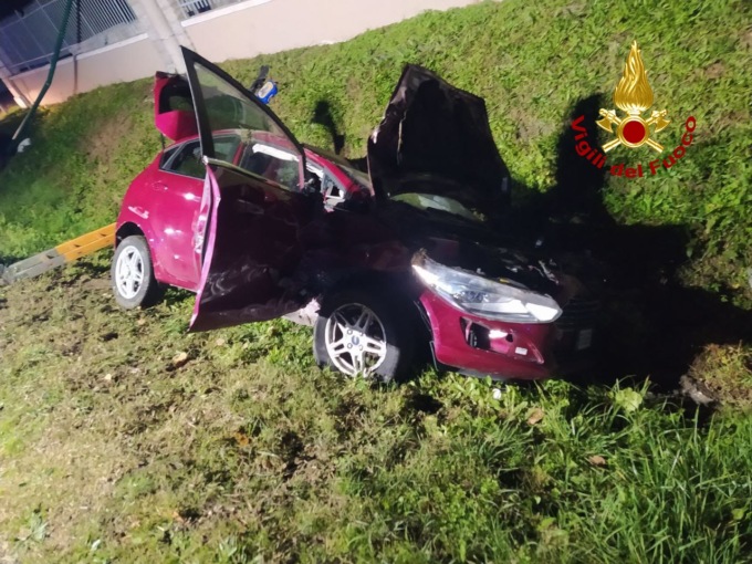 Giovane perde il controllo dell’auto e finisce in un fossato