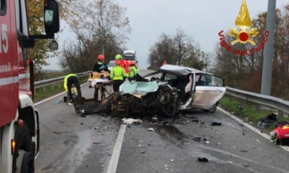 Drammatico frontale a Mestre: un'auto disintegrata dopo l'impatto con un camion