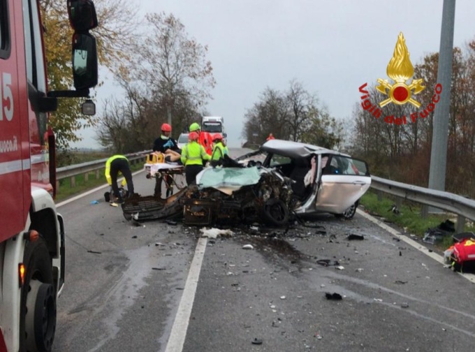 Drammatico frontale a Mestre: un’auto disintegrata dopo l’impatto con un camion