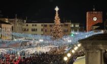 Natale 2022 Mestre, il sindaco Brugnaro accende il grande albero di Piazza Ferretto: foto e video della festa!