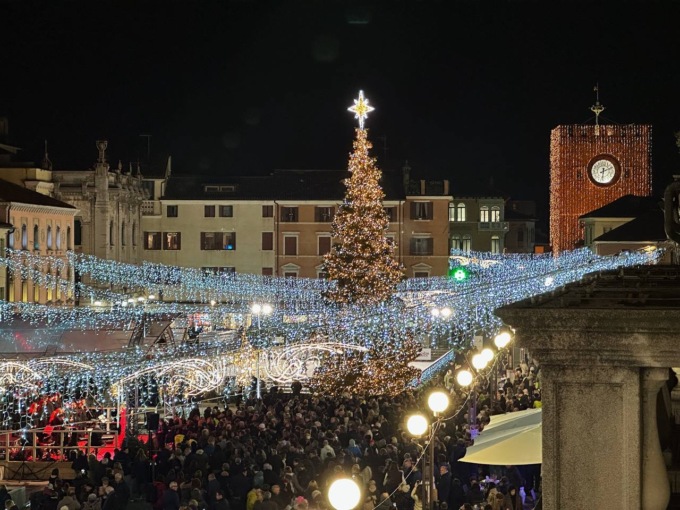 Natale 2022 Mestre, il sindaco Brugnaro accende il grande albero di Piazza Ferretto: foto e video della festa!