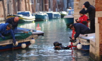 Immersione dei gondolieri sub a Venezia: riportati a galla 10 quintali di rifiuti