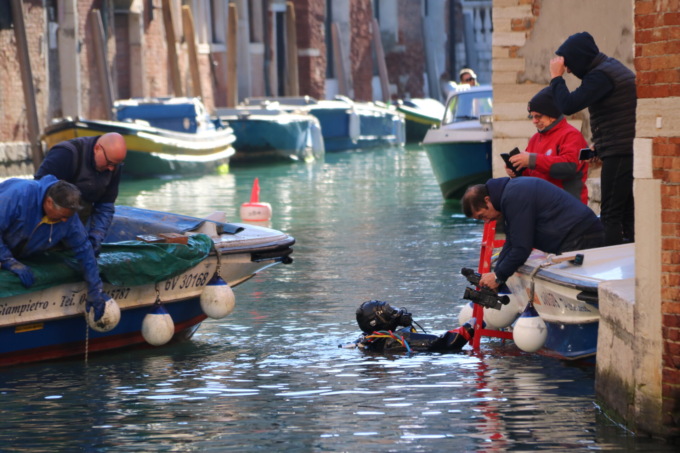 Immersione dei gondolieri sub a Venezia: riportati a galla 10 quintali di rifiuti