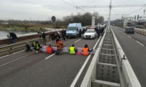 Ambientalisti bloccano il Ponte della Libertà in direzione Venezia: traffico in tilt