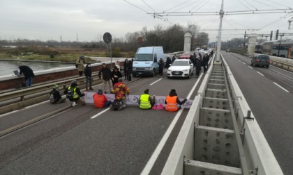 Ambientalisti bloccano il Ponte della Libertà in direzione Venezia: traffico in tilt
