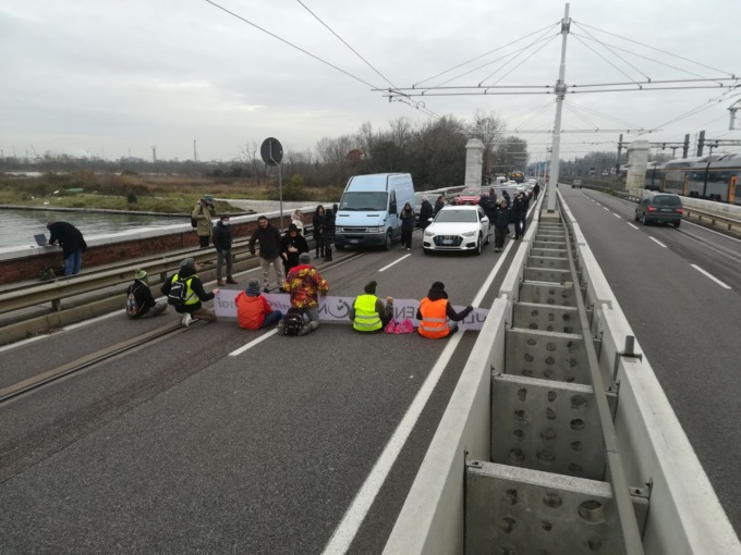 Ambientalisti bloccano il Ponte della Libertà in direzione Venezia: traffico in tilt