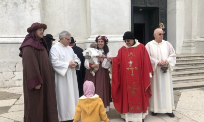 Che cos'è la tradizione del presepe delle rose sull'acqua a Venezia