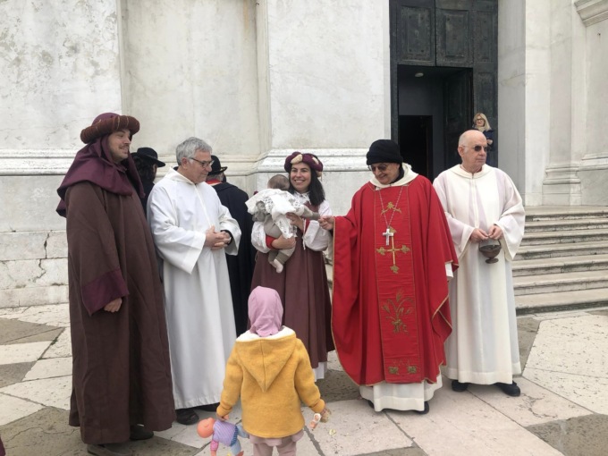Che cos’è la tradizione del presepe delle rose sull’acqua a Venezia