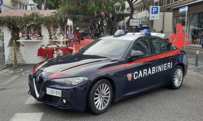 Saccheggiano un ristorante e tentano la fuga rubando un autocarro, ma si schiantano
