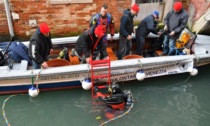 I gondolieri sub di Venezia recuperano quasi una tonnellata di rifiuti dai canali