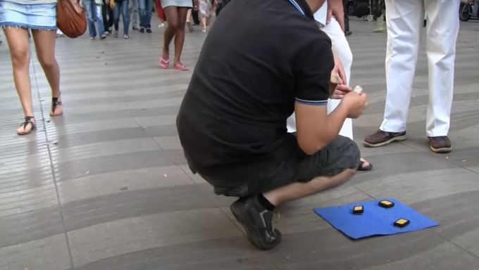 Imbonitori di strada truffano ancora i turisti: boom di “scatolettisti” a Venezia, ecco dove si trovano