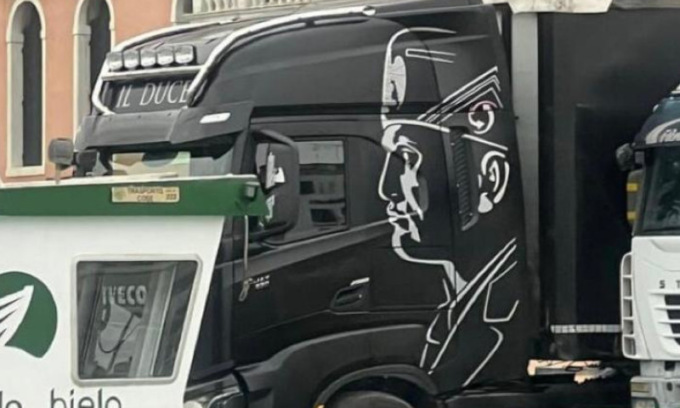 Cosa ci faceva un camion nostalgico con l’effige di Mussolini a Venezia