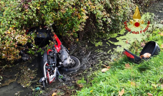 Anziano in scooter sbanda e finisce nel fossato