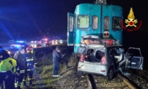 Auto travolta dal treno al passaggio a livello e trascinata per oltre cento metri: ferita una donna