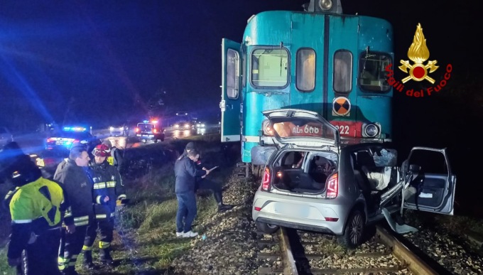 Auto travolta dal treno al passaggio a livello e trascinata per oltre cento metri: ferita una donna