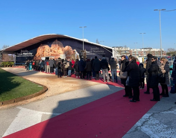 E’ Jesolomania: boom di visitatori per la mostra dei presepi di sabbia