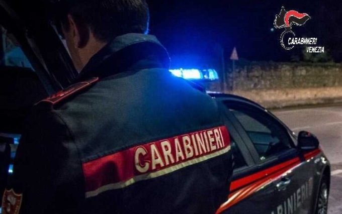 Meccanico malmenato e minacciato con una pistola dai ladri al suo ritorno a casa