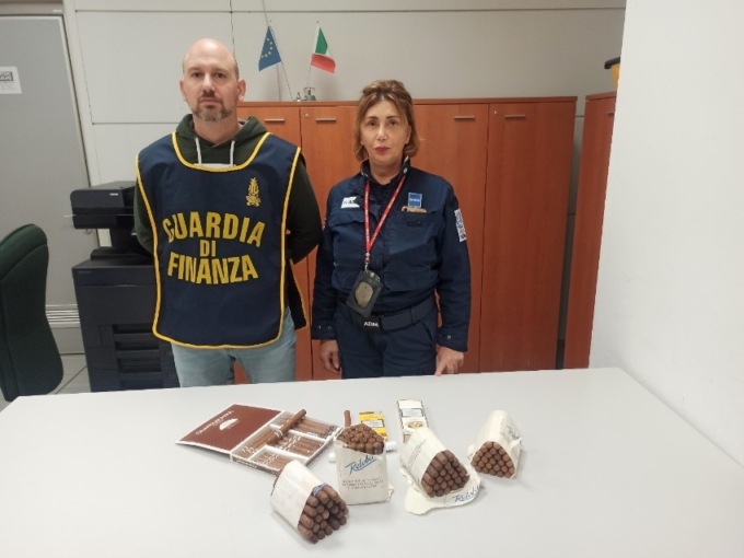 Venezia: sequestro di conchiglie e sigari cubani all’aeroporto “Marco Polo” di Tessera