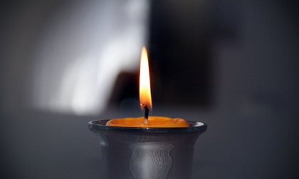Bollette insostenibili e si torna al Medioevo: visite al lume di candela negli ambulatori dei medici di famiglia