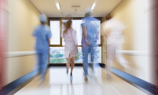 Infermiera incinta chiede a un paziente di indossare la mascherina: lui rifiuta e la aggredisce