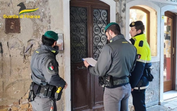 “Caro Elio, altro che parcheggi abusivi”: a Venezia spuntano come funghi gli hotel “fantasma”